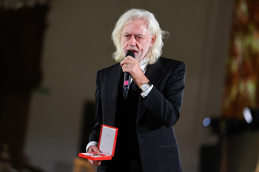 Österreich als Weltbühne: amfAR Gala Salzburg feierte erfolgreich Premiere. Bob Geldof accepts the Grand Decoration of Honour in Gold for Services to the Republic of Austria onstage during the amfAR gala Salzburg, (Photo by Gerald Matzka/Getty Images)