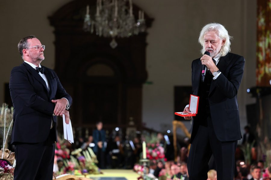 Österreich als Weltbühne: amfAR Gala Salzburg feierte erfolgreich Premiere: Bob Geldof (R) receives the Grand Decoration of Honour in Gold for Services to the Republic of Austria from Austrian Undersecretary of Deregulation Sepp Schellhorn onstage during the amfAR gala Salzburg. (Photo by Gerald Matzka/Getty Images)