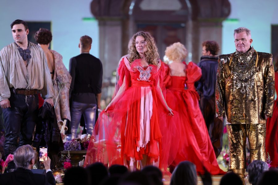 Österreich als Weltbühne: amfAR Gala Salzburg feiert erfolgreich Premiere: Kathleen Morgeneyer (C), Cornelius Obonya (R) and artists introduce the 18 costumes from the Salzburg Festival, reinterpreted by Andreas Kronthaler for Vivienne Westwood. (Photo by Gerald Matzka/Getty Images)