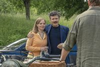 Gartenkrimi "ZUAGROAST" mit Julia Koch und Manuel Rubey. (Foto ProsiebenSat1Puls4 / Stefanie Leo)