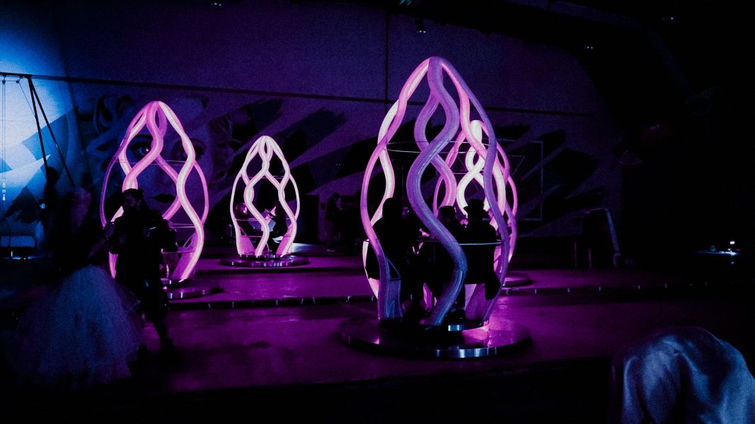 "LotusPods" von David Ram ist eine interaktive kinetische Lichtinstallation, die aus sich drehenden, leuchtenden Kapseln besteht. (Foto Eva Fink) 