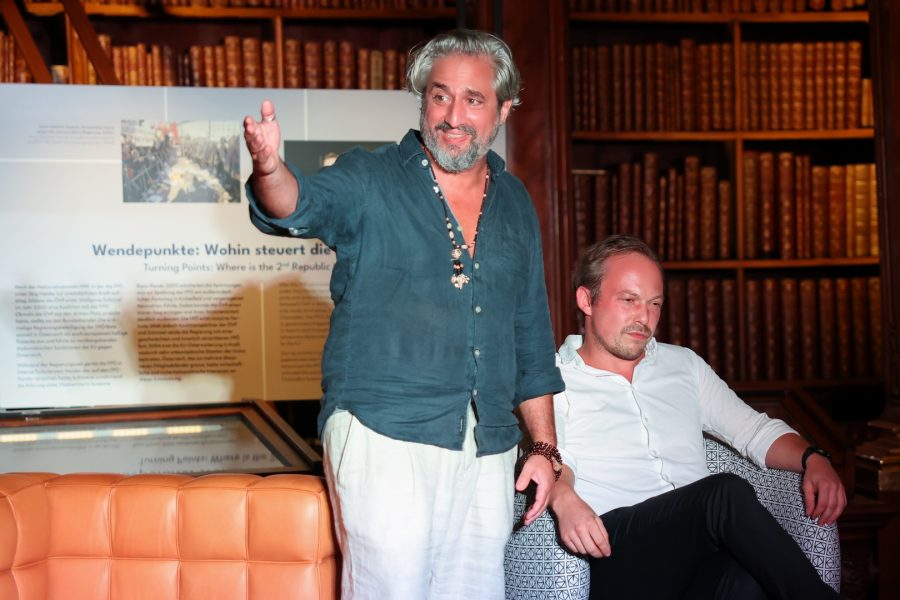 Markus Tavakoli und Ingo Prückl brillierten in "Kunst meets Kunst" – einem Side-Event der Kunstmesse Vienna Highlights in der Nationalbibliothek. (Foto Katharina Schiffl)