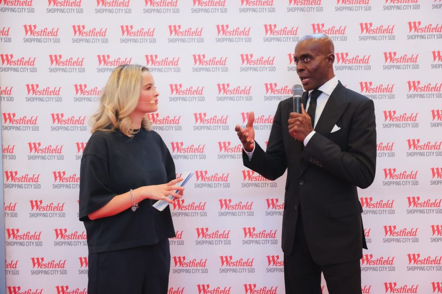 Westfield Shopping City Süd&nbsp; - Westfield Club Shopping Night: Moderatorin Nele Ludowig mit Stargast Bruce Darnell. (Foto Monika Fellner)