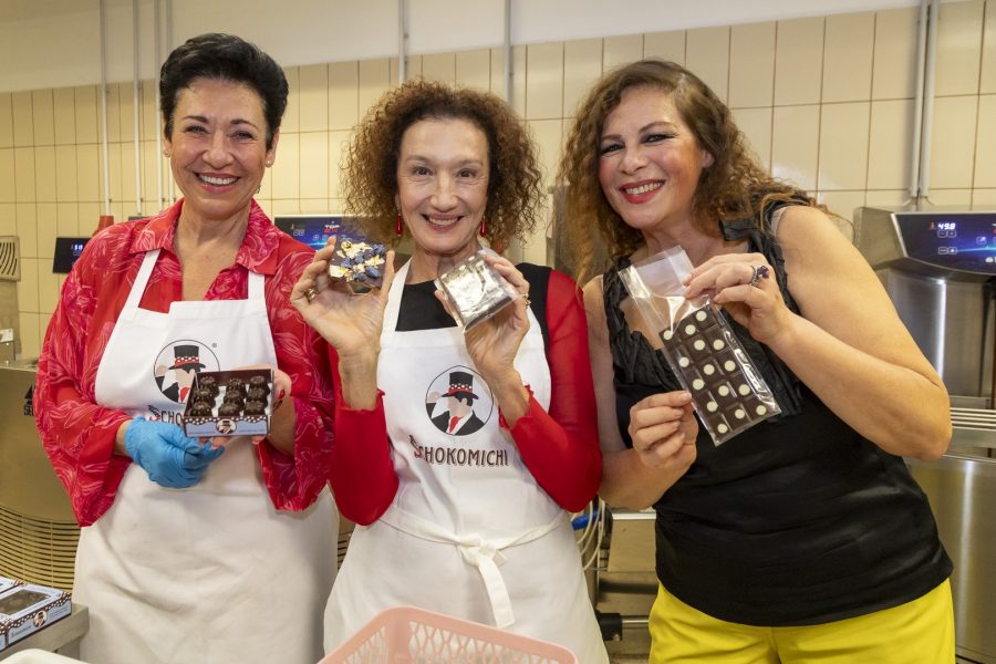 Networking und Schokokunst bei SchokoMichi: Andrea Händler, Konstanze Breitebner, Natalia Ushakova. (Foto Jürgen Hammerschmid)