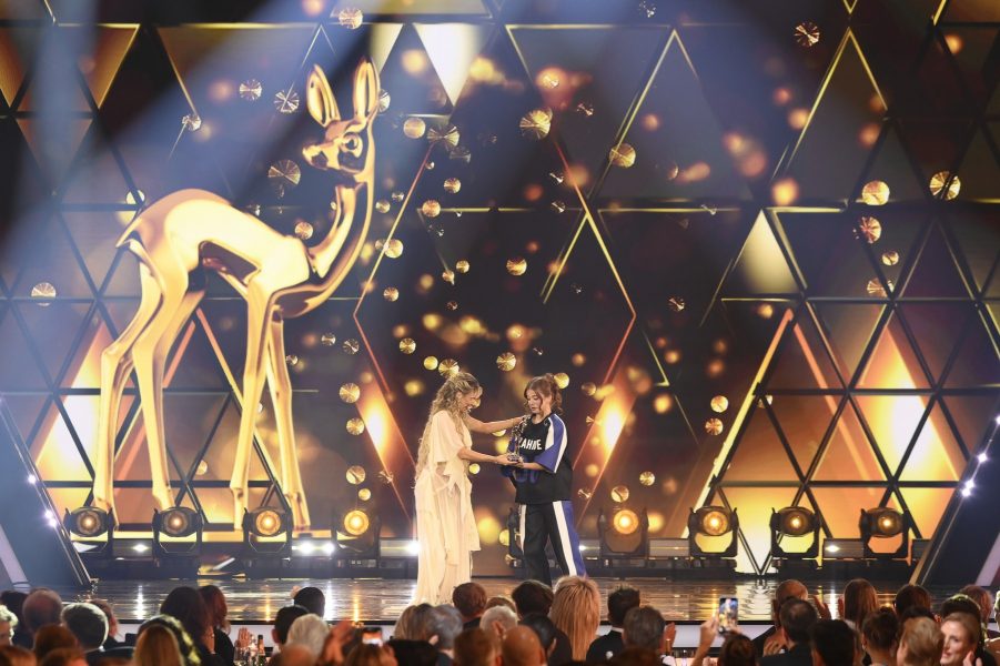 Bambi 2025: Zahide Kayaci (Zah1de) mit Laudatorin Shirin David. (Foto BrauerPhotos / Dominik_Beckmann fuer Hubert Burda Media)