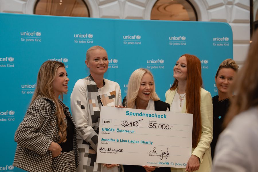 „Ladies only“ Charity-Event zugunsten UNICEF mit Franziska Knuppe, Barbara Meier & Valerie Huber: v.li. Jennifer Berl-Doerk, Franziska Knuppe, Valerie Huber, Barbara Meier und Lisa Sophie Thoma. (Foto Sirin Beyaz Photography)