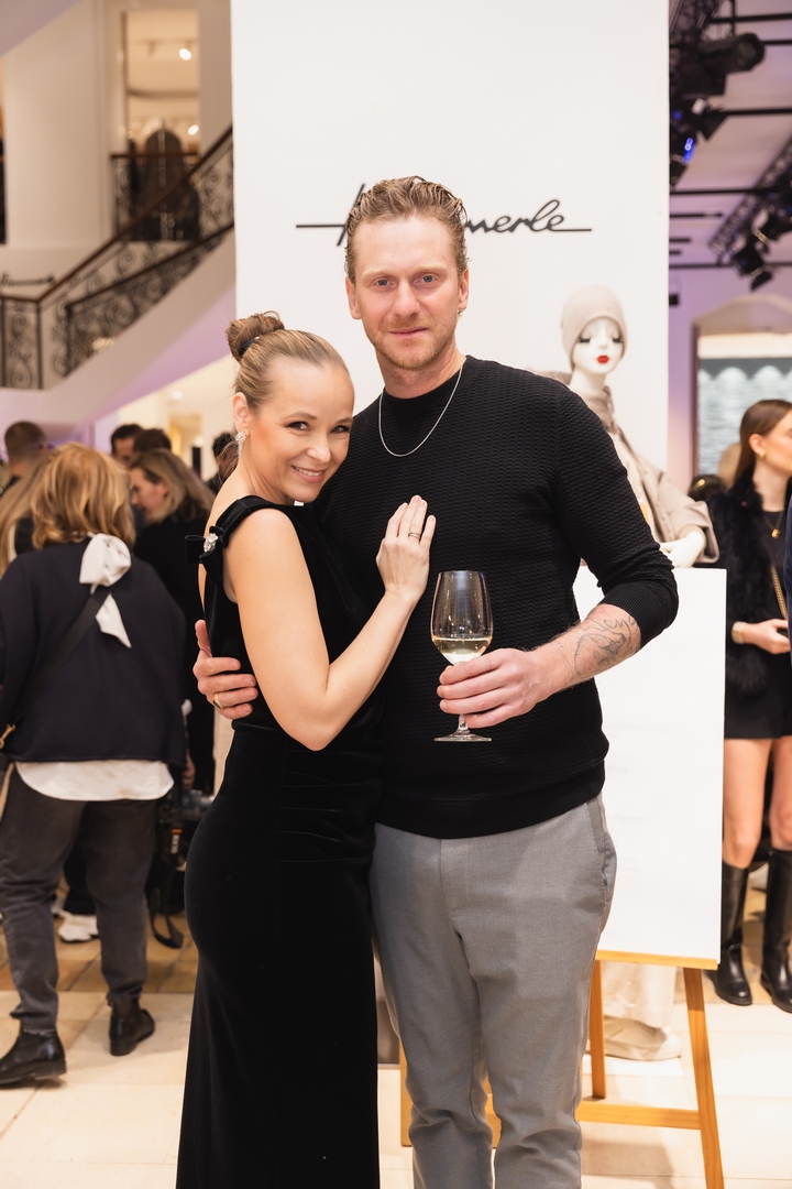 Popstar&nbsp;LUCAS FENDRICH&nbsp;performte erstmals seinen neuen Hit „Die Tante Hilde“ und begeisterte die anwesenden Gäste. (Foto Monika Fellner)