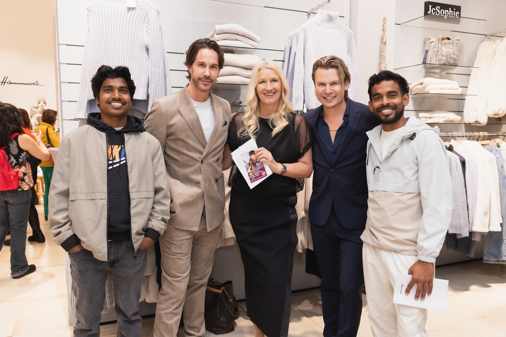HÄMMERLE Store und Style up your Life! luden zur exklusiven Charity Promi Night. Claudia Stöckl brachte Surjo Naskar & Kanai Hembram mit, zwei ZUKI Absolventen, die aktuell ein halbes Jahr bei Zotter gearbeitet haben. (Foto Monika Fellner)