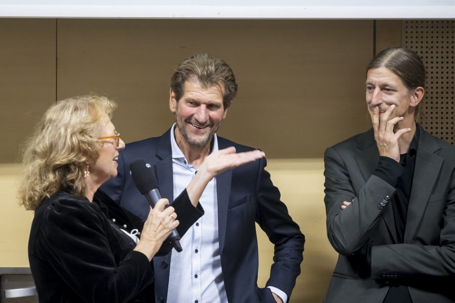 Die Wein-Weltmeister - Von der Steiermark in die weite Welt. Moderatorin, Ideengeberin und Drehbuchautorin Isa Svec mit den Winzern Walter Skoff und Reinhard Muster. (Foto ORF / Schoettl)