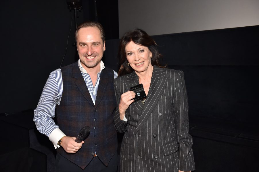 Zu der begehrten „Gams“-Trophäe erhält Iris Berben von&nbsp;Franziskus Kriegs-Au, K.u.K. Hofjuwelier Jul. Hügler, auch einen Cocktailring mit Aquamarin. (Foto BrauerPhotos / Goran Nitschke)