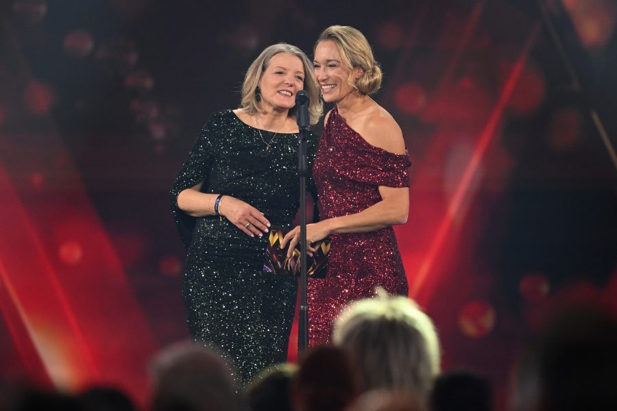 Der&nbsp;BAMBI 2025 in der Kategorie&nbsp;„Stille Helden“ ging&nbsp;an&nbsp;Michaela Schubert&nbsp;und ihre&nbsp;Initiative&nbsp;„Boxt euch durch München“. Laudatorin war Christine Theiss, Weltmeisterin im Kickboxen. (Foto BrauerPhotos / Dominik_Beckmann fuer Hubert Burda Media)