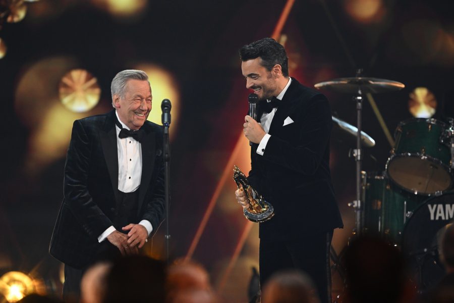 Bambi 2025 - Der BAMBI&nbsp;in der Kategorie "Lebenswerk" ging an Schlagerlegende&nbsp;Roland Kaiser, die Laudatio hielt Giovanni Zarrella. (Foto BrauerPhotos / Dominik_Beckmann fuer Hubert Burda Media)