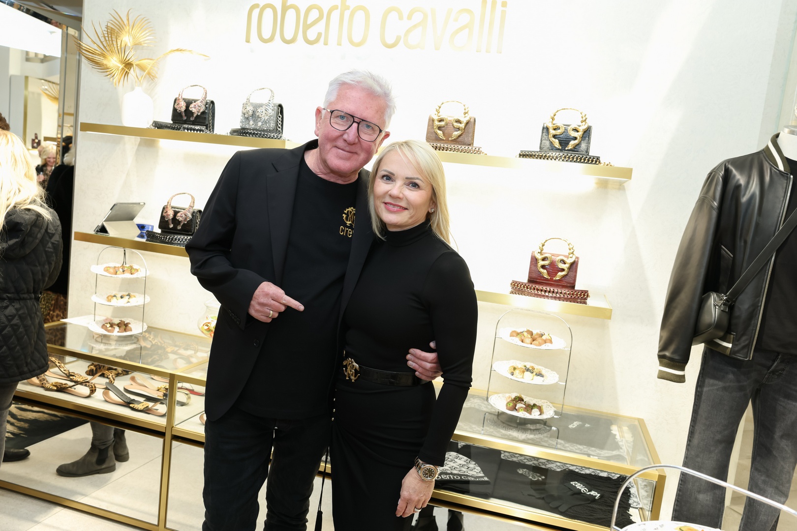"SERPENTE" - BEI ROBERTO CAVALLI VIENNA. „Wir bemühen uns immer, unseren Kund:innen und Freund:innen die jeweiligen Kollektionen mit kleinen Besonderheiten zu präsentieren", betont Ernst Fischer. Im Bild mit seiner Frau Manuela. (Foto Katharina Schiffl)