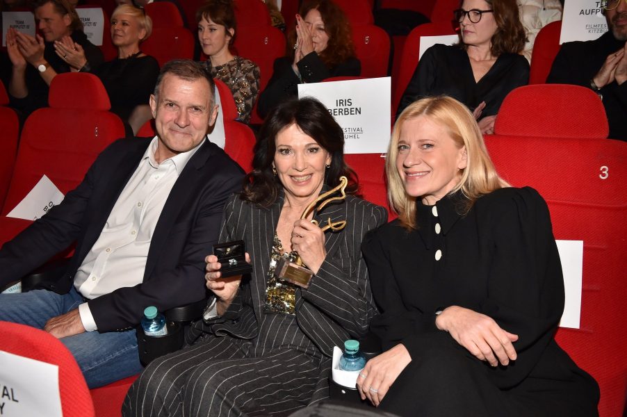 Filmfestival Kitzbühel 2025: Iris Berben erhielt den Ehrenpreis, Caroline Peters hielt die Laudatio. Mit dabei auch der Partner von Iris Berben: Heiko Kiesow. (Foto BrauerPhotos / Goran Nitschke)