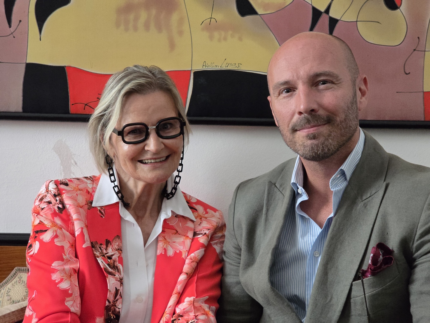 Hedi Grager im Gespräch mit Schauspieler und Produzent Dennis Dewall in seinem Wiener Büro, wo er über seinen neuen Film Spy Action Thriller mit dem Titel THE TRAIN erzählte. (Foto Reinhard A. Sudy)