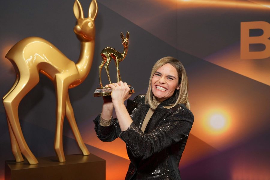 Hazel Brugger bekam den Bambi in der Kategorie "Comedy". (Foto BrauerPhotos / J.Harrell fuer Hubert Burda Media)