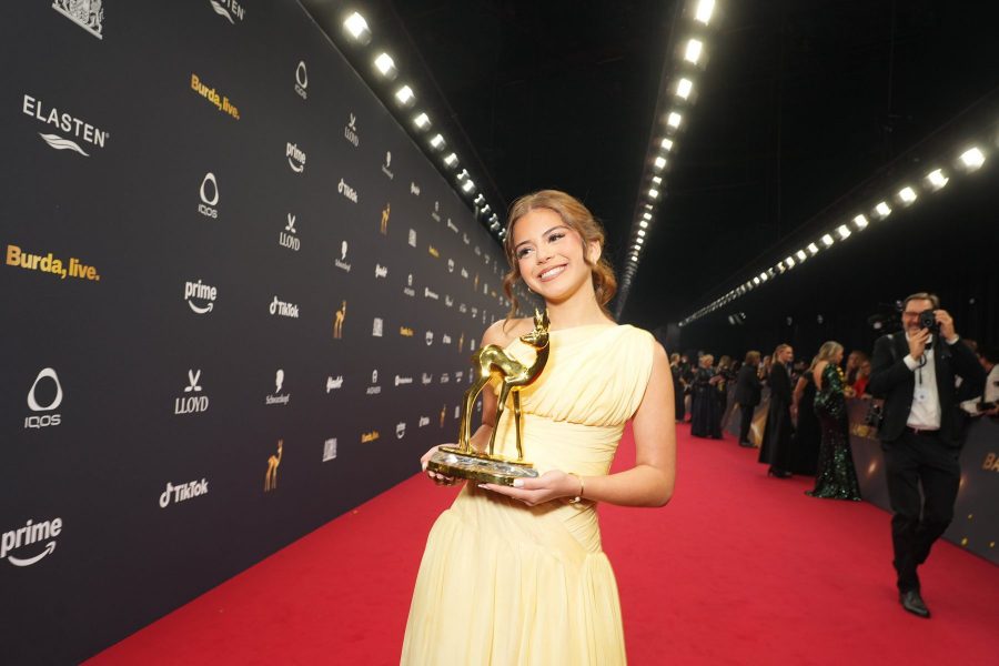 Zahide Kayaci (Zah1de) erhielt auch einen BAMBI. „Mein Ziel ist es, ein Vorbild für Kinder und Jugendliche zu sein." (Foto BrauerPhotos / J.Harrell fuer Hubert Burda Media)