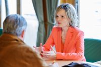 Schauspielerin Julia Koch im Interview während ServusTVs "Zuagroast - Ein Gartenkrimi" im burgenländischen Pinkafeld. (Foto ServusTV / Erwin Scheriau)