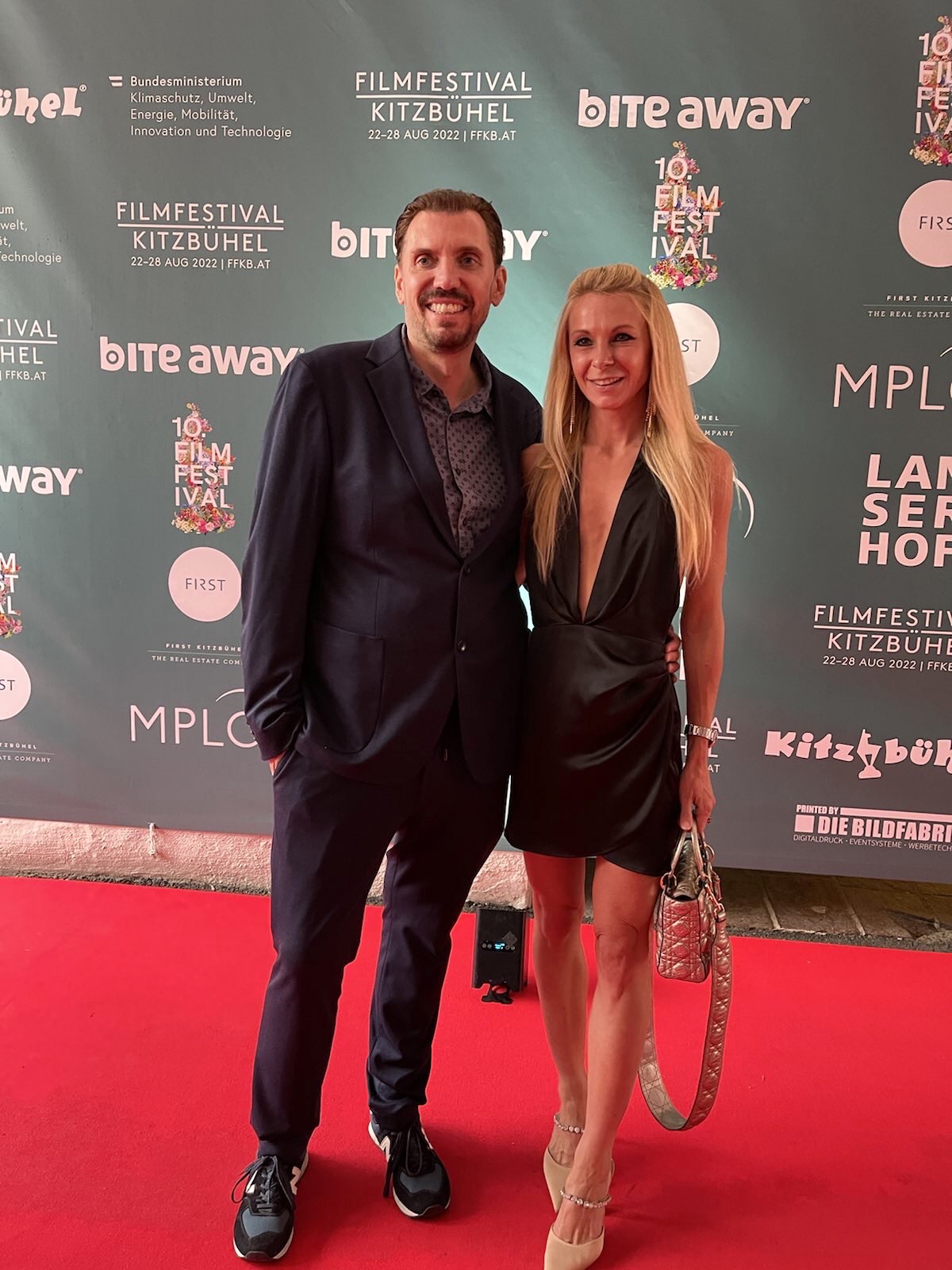 „Die Samsara Filmproduktion ist gefühlt ein Familienunternehmen, Andreas und ich haben den gleichen Geschmack und laut Andreas bin ich jetzt ‚seine dritte Schwester‘“, lacht Loredana Rehekampff. (Foto SAMSARA Filmproduktion)