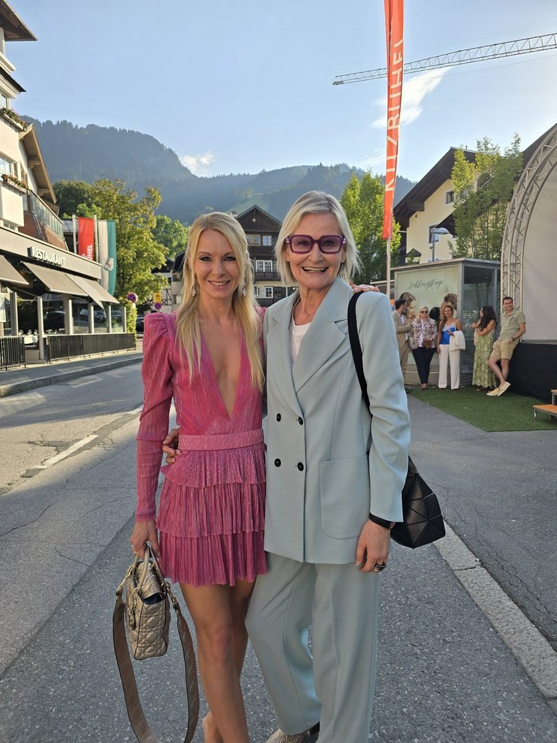 Produzentin Loredana Rehekampff mit Journalistin Hedi Grager beim Filmfestival Kitzbühel 2024. (Foto privat)