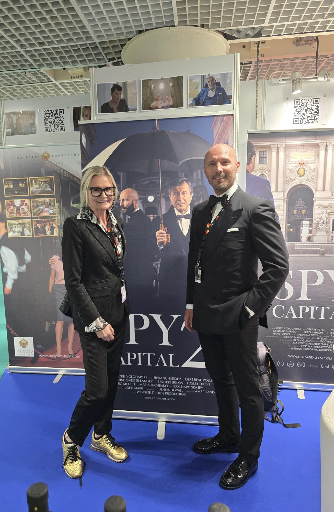 Premiere des Films SPY CAPITAL 2 in Cannes. Journalistin Hedi Grager mit Schauspieler und Produzent Dennis Dewall. (Foto Hedi Grager)