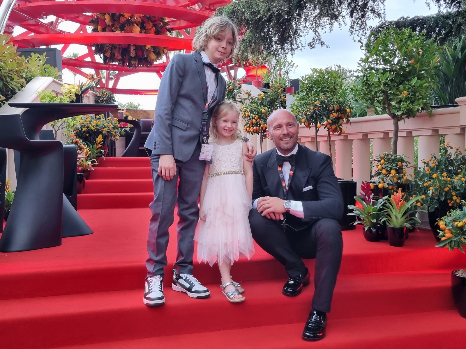 Dennis Dewall mit den Jungschauspielern Benedikt und Charlotte Haager, die beim Film SPY CAPITAL 2 mitspielten und bei der Premiere in Cannes dabei waren. (Foto Hedi Grager)