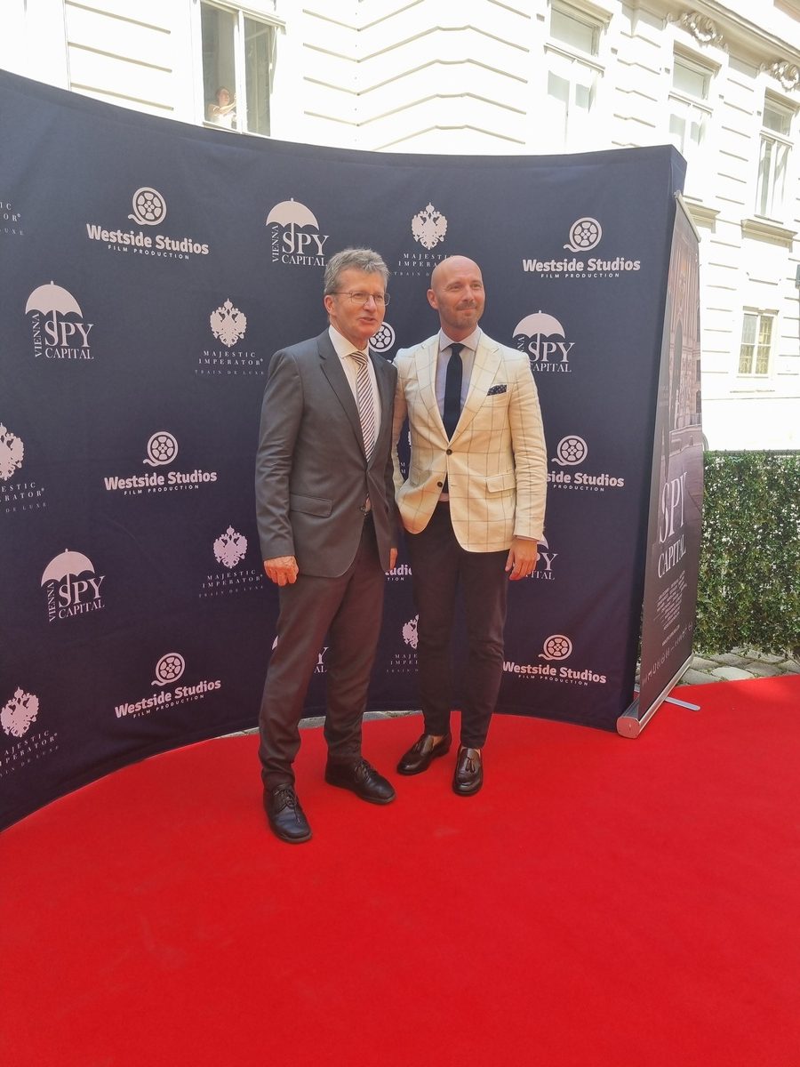 SPY CAPITAL 2 - Produzent und Schauspieler Dennis Dewall (re) bei der Premiere in Wien. (Foto Hedi Grager)