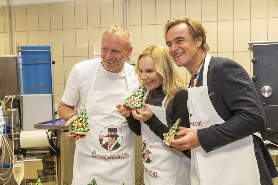 Tradition trifft moderne Handwerkskunst: In der SchokoMichi-Fabrik entstehen alle Kreationen noch von Hand, mit viel Liebe und nach Wiener Familienrezepten. Stefan Koubek, Sylvia Graf, Andie Gabauer. (Foto Jürgen Hammerschmid)