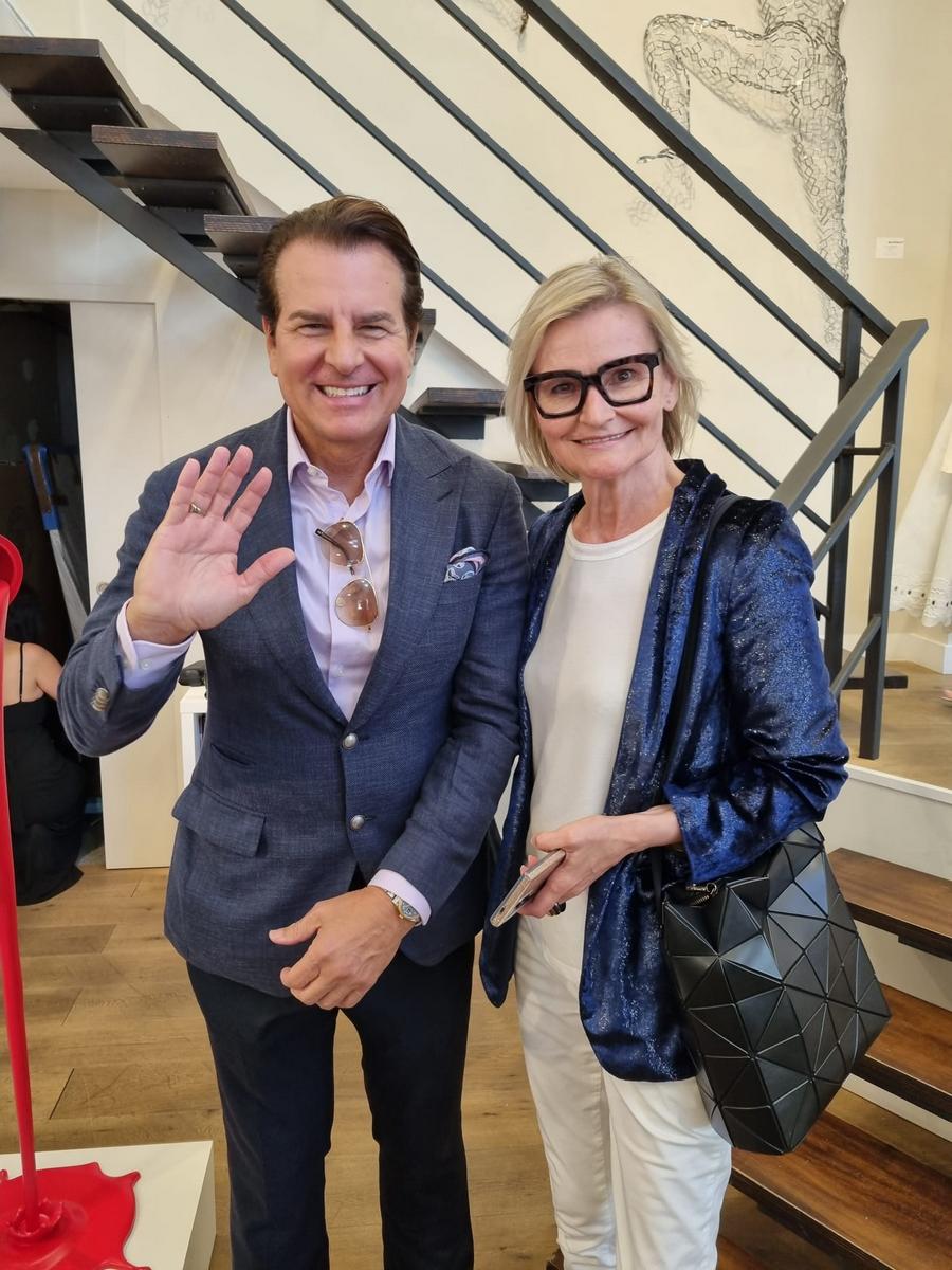 Vincent de Paul, Präsident und Mitbegründer von Five Arts Productions, besucht auch gerne das French Riviera Filmfestival in Cannes. Im Bild mit Journalistin Hedi Grager. (Foto Reinhard A. Sudy)