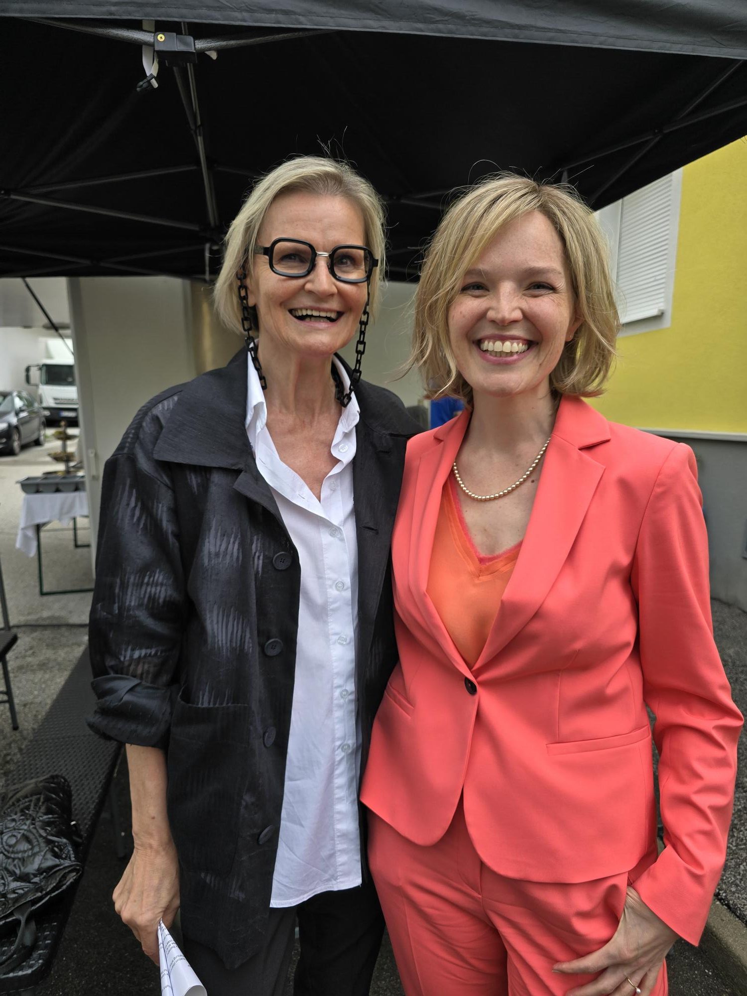 Im Rahmen eines Setbesuchs bei "Zuagroast - ein Gartenkrimi" konnte ich mit der sympathischen Julia Koch über Wünsche und weitere Projekte sprechen. Hedi Grager und Julia Koch. (Foto privat)