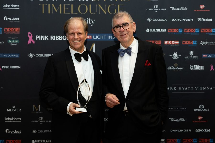 „Die Verbindung aus Historie und modernem Stil lässt Schmuck immer in einem neuen Licht erstrahlen und Österreichs Tradition aus imperialen Zeiten heutige Designzukunft gestalten“, meint Florian Köchert. Im Bild mit Gisbert L. Brunner. (Foto Orkun Kocyigit)