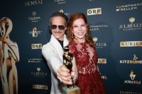 KURIER ROMY Gala 2025: Teresa Vogl und Michael Ostrowski wurden für ihre gemeinsame Sendung "100 Jahre Radio" in der Kategorie Show und Unterhaltung ausgezeichnet. (Foto Kurier)