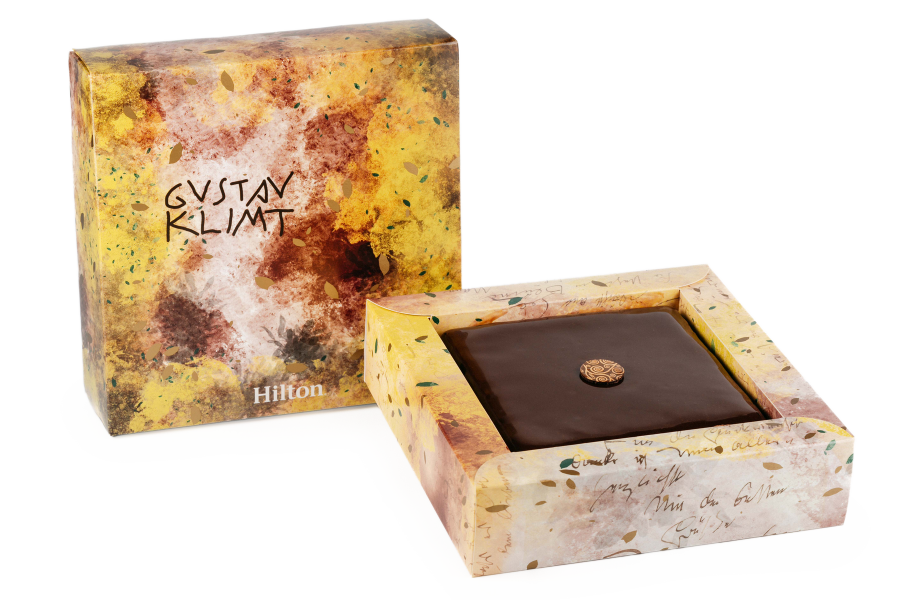 Hilton Vienna Park feiert 50 Jahre Klimt Torte mit neuem Verpackungsdesign von Klimts Urenkelin. (Foto Hilton Vienna)