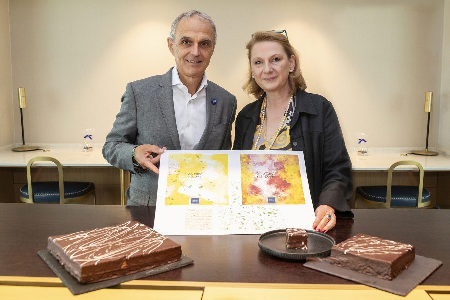 „Mit der Klimt Torte verbindet sich Wiener Handwerkskunst, Geschichte und Gastlichkeit zu einem einzigartigen Genussmoment,“ so Norbert B. Lessing, im Bild mit der Künstlerin Brigitte Huber-Mader. (Foto Jürgen Hammerschmid)