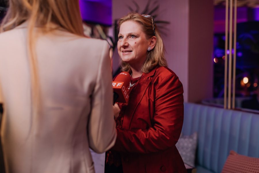 „Als ich den Auftrag erhielt, das Design für die neue Verpackung der Klimt-Torte zu gestalten, fühlte ich mich sehr geehrt", sagt die Künstlerin Brigitte Huber-Mader. (Foto Hilton Vienna Park)