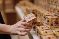 Hilton Vienna Park feiert 50 Jahre Klimt Torte mit neuem Verpackungsdesign von Klimts Urenkelin. (Foto Hilton Vienna Park)