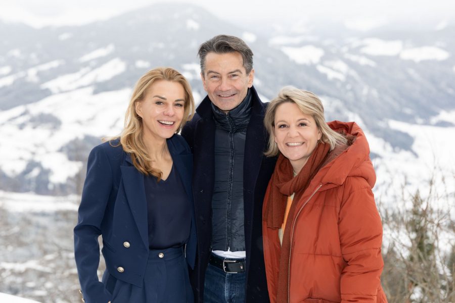 Gipfelfrühstück: „Meet & Eat“ der ORF-Enterprise beim Filmfestival Kitzbühel. Inga Leschek, Programmgeschäftsführerin von RTL und der Plattform RTL+, ORF-Generaldirektor Roland Weißmann und Programmdirektorin Stefanie Groiss-Horowitz. (Fotos BrauerPhototos / Andreas Kolarik)