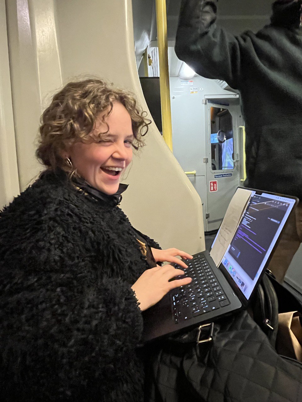 Alice Prosser bei Dreharbeiten zu BLEISTIFTSTRICHE, ihrem Regiedebut. Ihr Filmdebüt gab sie 2018 in „Der beste Papa der Welt“ an der Seite von Oliver Mommsen, Philipp Hochmair und Hilde Dalik.&nbsp;2025 spielte sie u.a. in „Aufstand im Bordell - Frauenhandel um 1900“ und in „Die Fälle der Gerti B.“. (Foto privat)