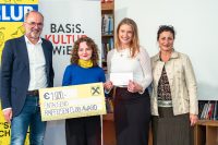 BLEISTIFTSTRICHE beim CASH.FOR.CULTURE - der Raiffeisen Club Award steht für die Förderung junger Künstler*innen. Alice Prosser mit Leona Baucek. (Foto privat)