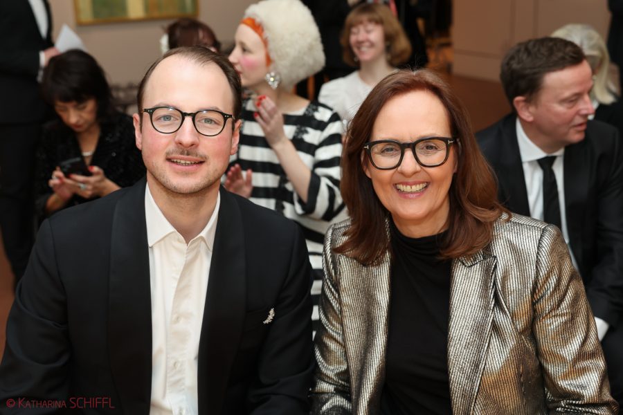 Zu den unterstützenden Partnern des HCAA 2025 gehören u.a. Juwelier Heldwein und das Steigenberger Hotel Herrenhof. Sebastian Schröter, Geschäftsführung Juwelier Heldwein, und Elisabeth Perwanger, General Manager Steigenberger Hotel Herrenhof Wien. (Foto Katharina Schiffl)