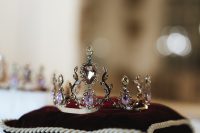 Das Diadem zur Opernredoute 2026 am 31. Jänner 2026 wurde wieder von Stardesignerin Eva Poleschinski entworfen und von Klaus Weikhard umgesetzt. (Foto Kanizaj Photography)