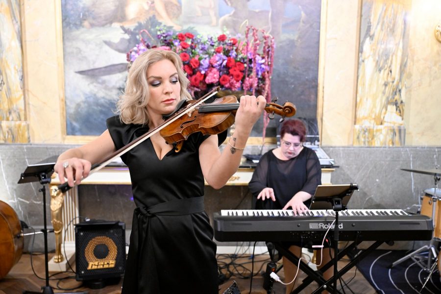 Star-Geigerin Lidia Baich brillierte diesmal mit besonderer musikalischer Virtuosität eine Hommage an Johann Strauss Sohn. (Foto Agency People Image (c) Michael Tinnefeld)