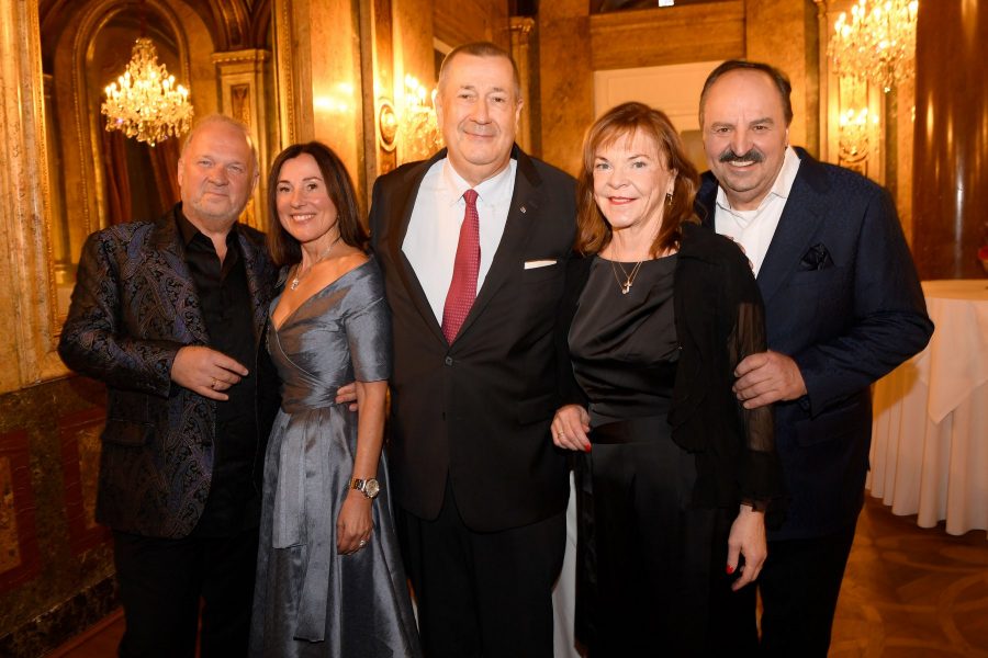 Waltraud und Karl Guschlbauer, Thomas van Opstal (Generaldirektor Hotel Imperial Wien), Johann Lafer und Frau Silvia mit Tochter Jennifer genossen den wunderbaren Galaabend im Hotel Imperial. (Foto Agency People Image (c) Michael Tinnefeld)