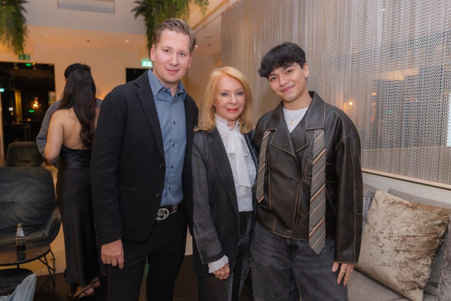 Höhepunkt des Abends: Star-Astrologin Gerda Rogers gab den Anwesenden spannende Ausblicke auf das kommende Jahr mit auf den Weg. Im Bild mit Clemens Trischler und JJ. (Foto Monika Fellner)