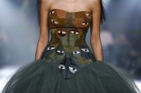 Mit Numinous präsentierte Danny Reinke zur Berlin Fashion Week eine Kollektion, die den Wald nicht als bloße Kulisse, sondern als eigenständige Kraft versteht. (Photo by Sebastian Reuter/Getty Images for Danny Reinke)