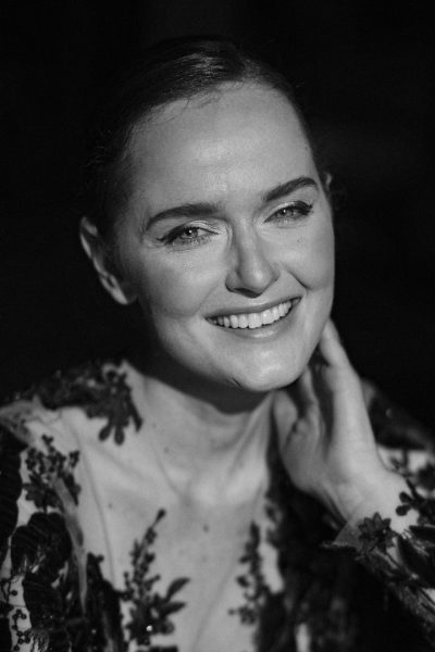 "Teresa interpretiert meine Robe auf eine sehr elegante Art: modern mit einer feinen Vintage-Note,“ so Eva Poleschinski. (Foto MelinaStudio)