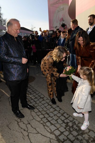 Opernball VIP Empfang bei Guschlbauer in St. Willibald am 10.02.2026: Karl Guschlbauer mit Sharon Stone und Aurelia. (Foto Guschlbauer / Michael Tinnefeld)