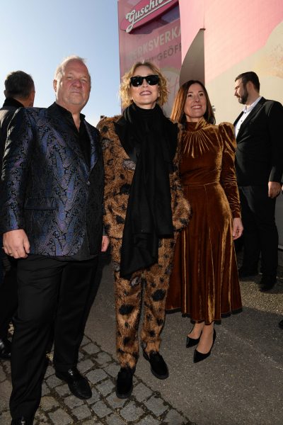Opernball VIP Empfang bei Guschlbauer in St. Willibald am 10.02.2026: Karl und Waltraud Guschlbauer und Sharon Stone. (Foto Guschlbauer / Michael Tinnefeld)