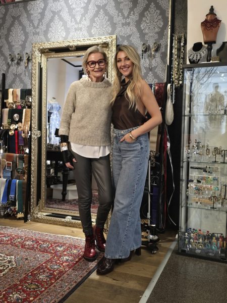 Kayla Krystin kam im Rahmen ihrer ‚Werbe-Tour‘ für den ESC-Vorentscheid auch nach Graz. Im Bild mit Journalistin Hedi Grager. (Foto privat)