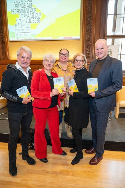 Maria Happel (3.v.li.) präsentierte das Programm der Festspiele Reichenau 2026. Im Bild mit Landeshauptfrau von Niederösterreich Johanna Mikl-Leitner (2.v.re). (Foto Andreas Tischler)